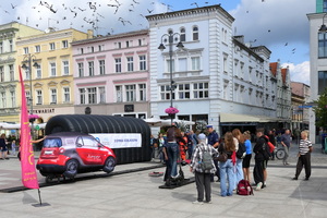policjanci i ratownicy medyczni pokazują osobom symulatory zderzeń oraz udzielanie pierwszej pomocy