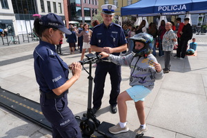 policjanci i ratownicy medyczni pokazują osobom symulatory zderzeń oraz udzielanie pierwszej pomocy