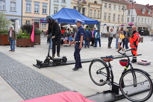 policjanci i ratownicy medyczni pokazują osobom symulatory zderzeń oraz udzielanie pierwszej pomocy