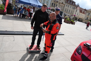 policjanci i ratownicy medyczni pokazują osobom symulatory zderzeń oraz udzielanie pierwszej pomocy