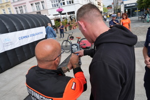 policjanci i ratownicy medyczni pokazują osobom symulatory zderzeń oraz udzielanie pierwszej pomocy