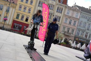 policjanci i ratownicy medyczni pokazują osobom symulatory zderzeń oraz udzielanie pierwszej pomocy