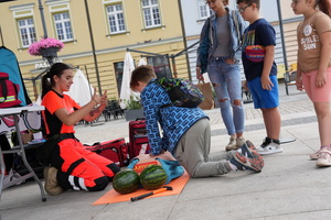policjanci i ratownicy medyczni pokazują osobom symulatory zderzeń oraz udzielanie pierwszej pomocy