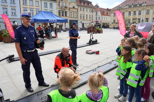 policjanci i ratownicy medyczni pokazują osobom symulatory zderzeń oraz udzielanie pierwszej pomocy