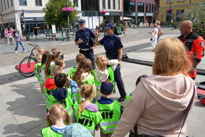 policjanci i ratownicy medyczni pokazują osobom symulatory zderzeń oraz udzielanie pierwszej pomocy