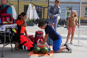 policjanci i ratownicy medyczni pokazują osobom symulatory zderzeń oraz udzielanie pierwszej pomocy