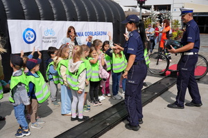 policjanci i ratownicy medyczni pokazują osobom symulatory zderzeń oraz udzielanie pierwszej pomocy