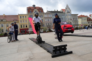policjanci i ratownicy medyczni pokazują osobom symulatory zderzeń oraz udzielanie pierwszej pomocy