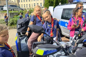 Harcerze z wizytą u Policjantów KWP w Bydgoszczy - pokaz sprzętu i akcesoriów policyjnych