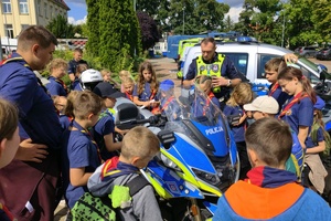 Harcerze z wizytą u Policjantów KWP w Bydgoszczy - pokaz sprzętu i akcesoriów policyjnych
