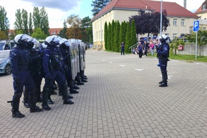 Harcerze z wizytą u Policjantów KWP w Bydgoszczy - pokaz sprzętu i akcesoriów policyjnych