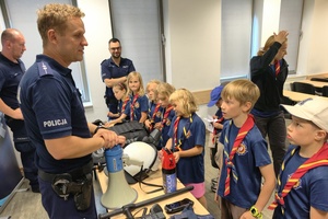 Harcerze z wizytą u Policjantów KWP w Bydgoszczy - pokaz sprzętu i akcesoriów policyjnych