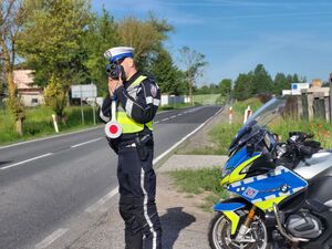 Kontrola ruchu drogowego przez policjantów.