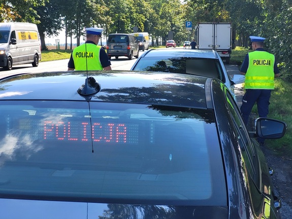 Kontrola ruchu drogowego przez policjantów.