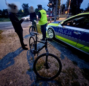Kontrola ruchu drogowego przez policjantów.