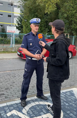 policjant podczas udzielania wywiadu.