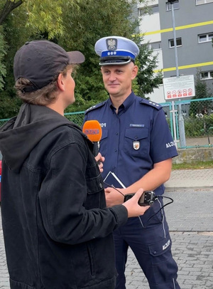 policjant podczas udzielania wywiadu.