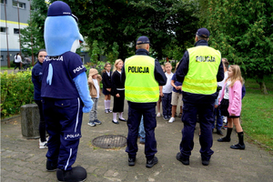 Policjanci oraz policyjna maskotka "Polfinek" podczas akcji "Bezpieczna droga do szkoły"