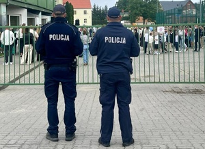 Policjanci oraz policyjna maskotka "Polfinek" podczas akcji "Bezpieczna droga do szkoły"