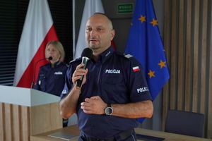 oficjalnie zakończenie zawodów. Komendant wręcza puchary zwycięzcom