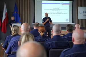 oficjalnie zakończenie zawodów. Komendant wręcza puchary zwycięzcom