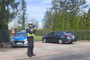 Policjant kontroluje prędkość kierujących