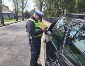 Policjant kontroluje prędkość kierujących