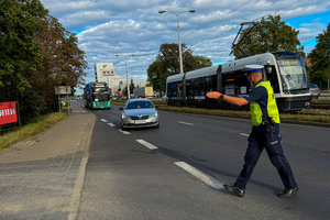 Policjant mierzy prędkość i kontroluje kierowców