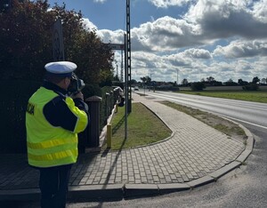 Policjant kontroluje prędkość i zatrzymuje kierowcę