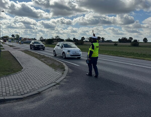 Policjant kontroluje prędkość i zatrzymuje kierowcę