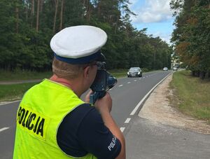 Policjant mierzy prędkość