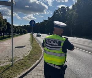Policjant mierzy prędkość