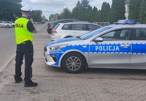 Policjant mierzy prędkość