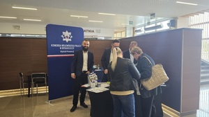policjanci podczas konferencji z Seniorami