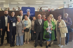 policjanci podczas konferencji z Seniorami