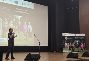 policjanci podczas konferencji z Seniorami