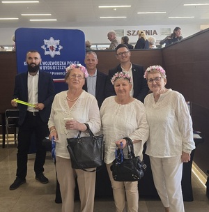 policjanci podczas konferencji z Seniorami
