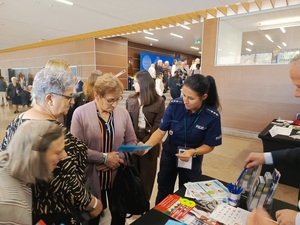 policjanci podczas konferencji z Seniorami