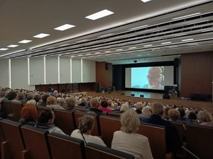 policjanci podczas konferencji z Seniorami