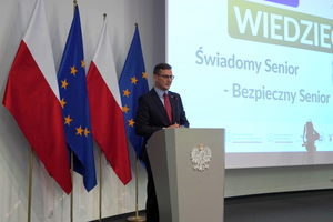 Inauguracja programu „Świadomy Senior – Bezpieczny Senior” przemawia Wojewoda