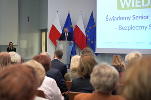 Inauguracja programu „Świadomy Senior – Bezpieczny Senior” przemawia Minister
