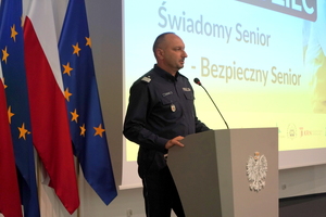 Inauguracja programu „Świadomy Senior – Bezpieczny Senior” przemawia Komendant