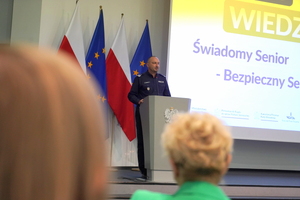 Inauguracja programu „Świadomy Senior – Bezpieczny Senior” przemawia Komendant
