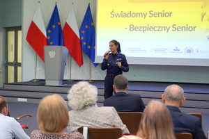 policjantka przemawia do seniorów