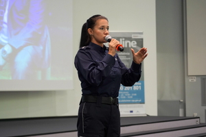 policjantka przemawia do seniorów