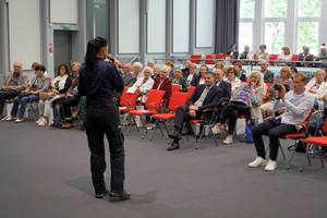 policjantka przemawia do seniorów