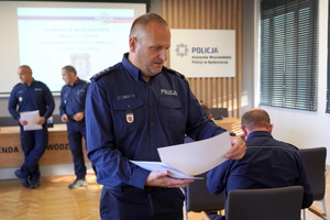 Policjanci przystępują do pierwszego etapu konkursu - test wiedzy