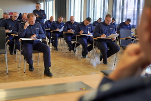 Policjanci przystępują do pierwszego etapu konkursu - test wiedzy