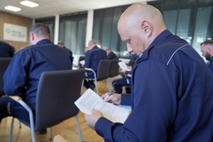 Policjanci przystępują do pierwszego etapu konkursu - test wiedzy
