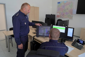 Policjanci podczas drugiego etapu konkursu - sprawdzian praktyczny